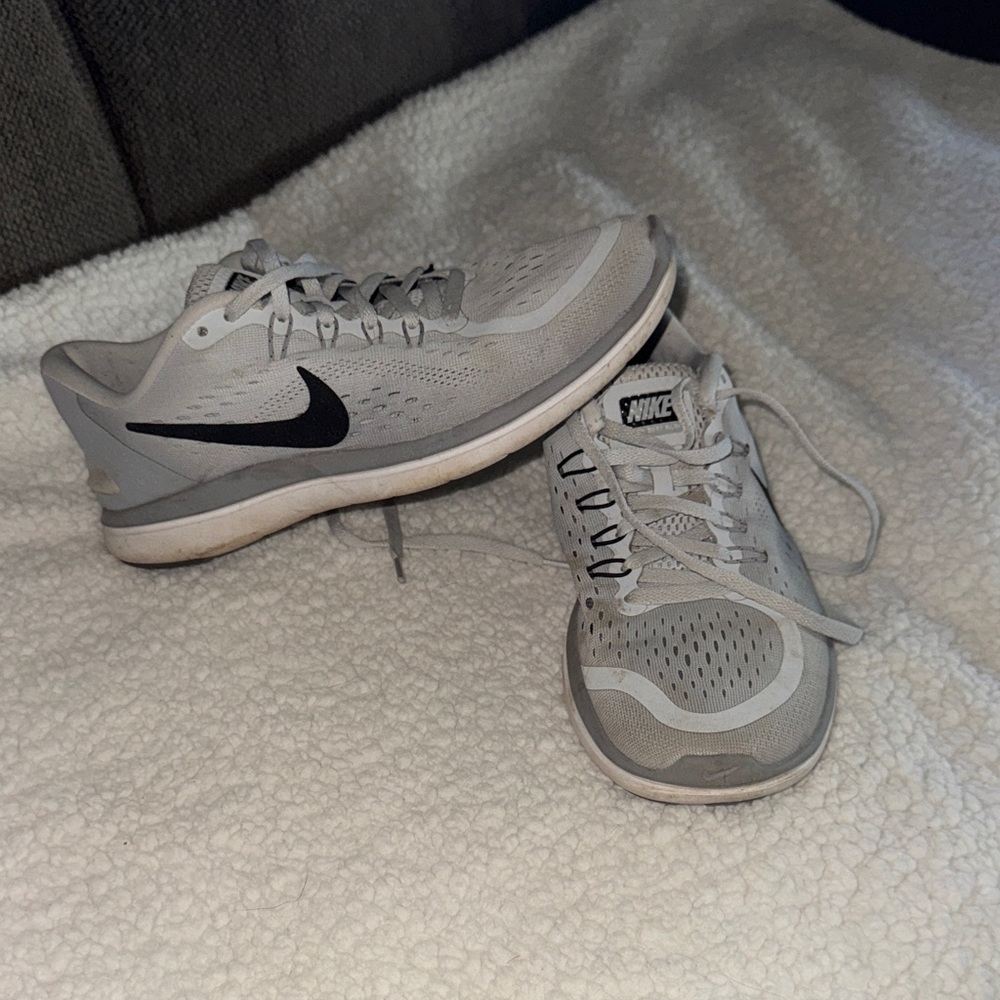 Nike Women's flex run Light Gray Athletic Sneakers with Black Swoosh